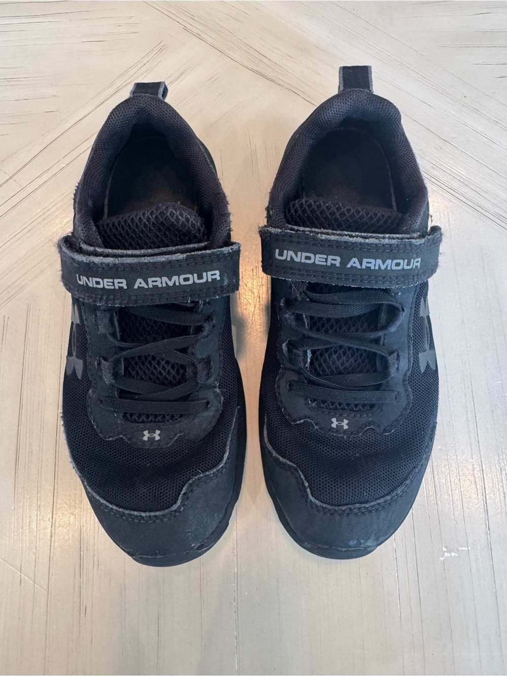 Under Armour Kids Black Trainers – Size 2Y – Athletic Sneakers